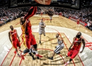 Faker迎来三赛季出色发挥，热火观众热烈欢呼！观众掌声雷动